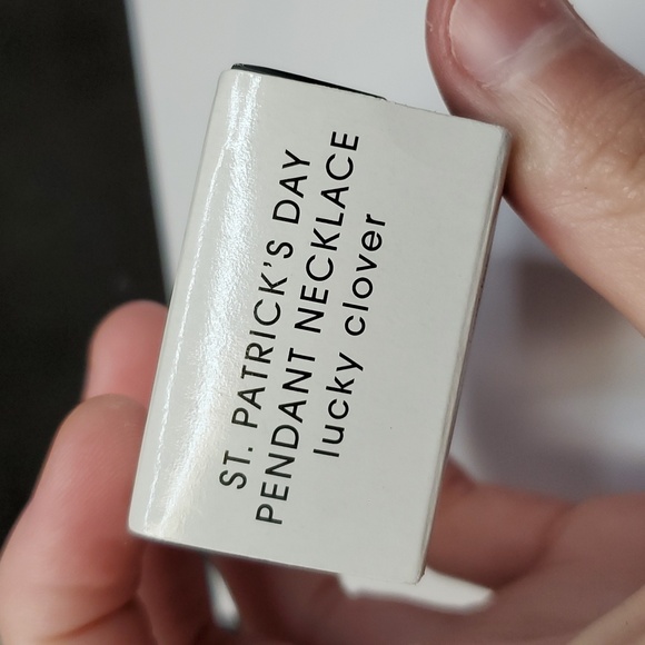 Saint Patricks day lucky clover necklace ~ 16 inches made by Avon 2010 - Picture 7 of 8